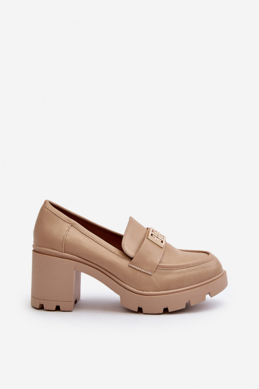 Schuhe mit breitem Absatz und... Schuhe mit breitem Absatz und...
