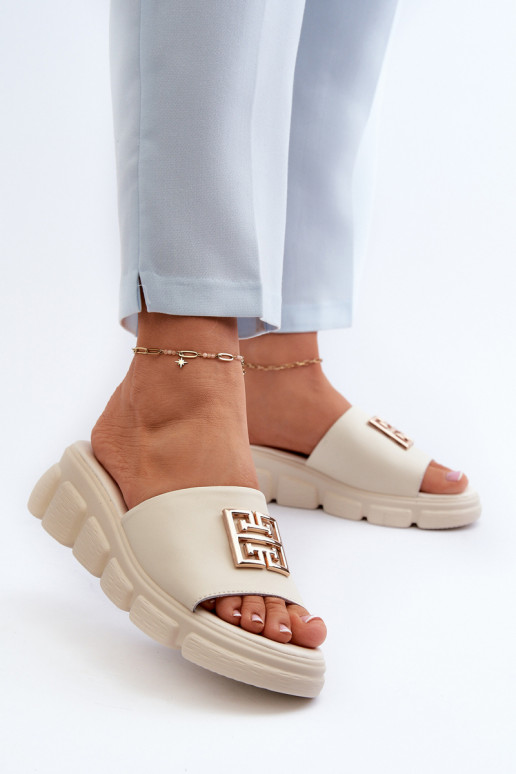 Beigefarbene Lederhausschuhe von... Beigefarbene Lederhausschuhe von...