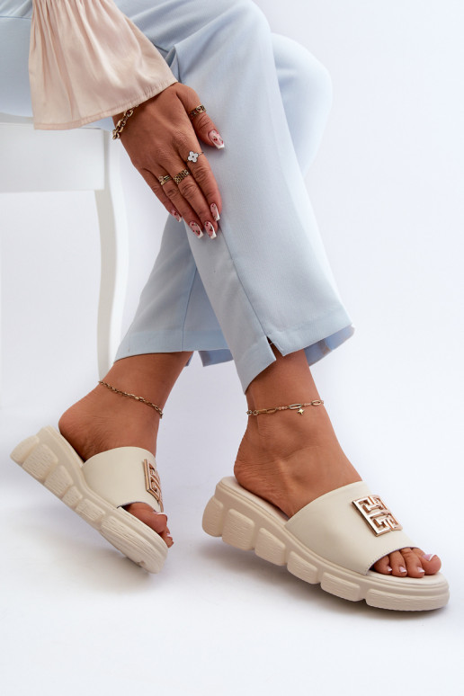 Beigefarbene Lederhausschuhe von... Beigefarbene Lederhausschuhe von...