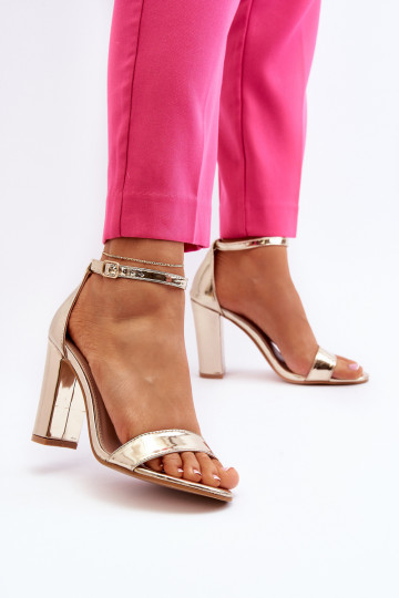 Sandalen mit Absatz in...