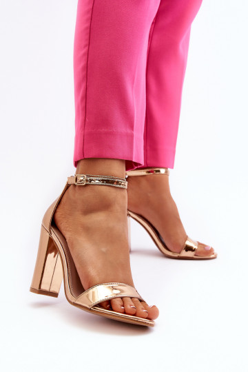 Sandalen mit Absatz in der...