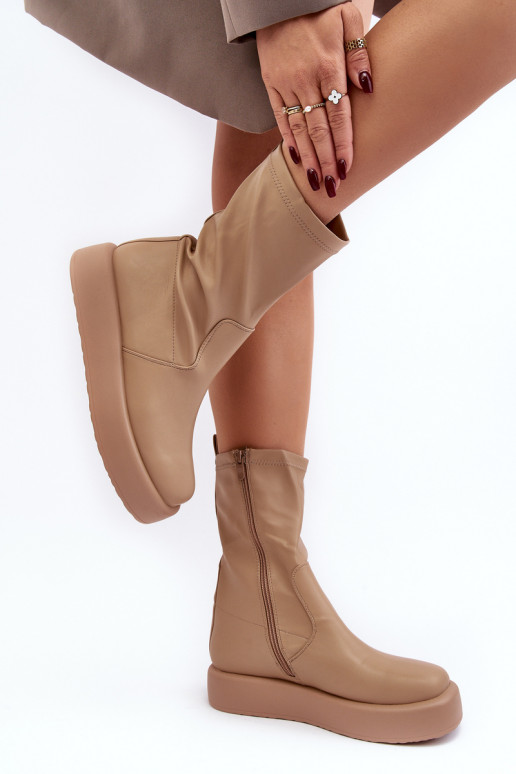 Beigefarbene Plateaustiefel von Algedi Beigefarbene Plateaustiefel von Algedi