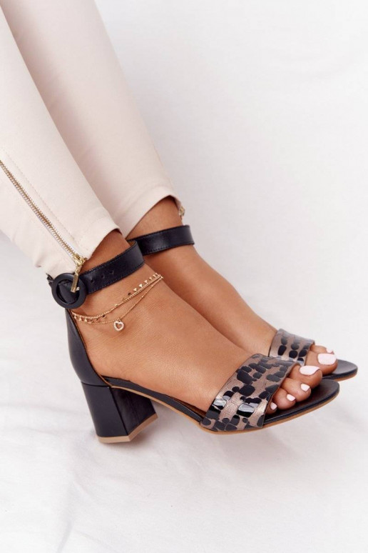 Elegante Sandaletten in Schwarz und Gold Elegante Sandaletten in Schwarz und Gold