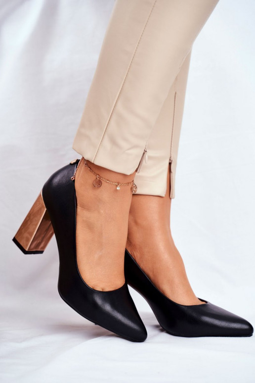 Schuhe eines klassischen Modells mit... Schuhe eines klassischen Modells mit...