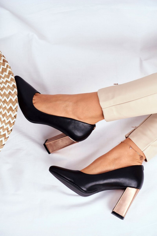 Schuhe eines klassischen Modells mit... Schuhe eines klassischen Modells mit...