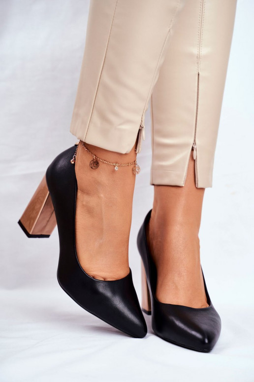 Schuhe eines klassischen Modells mit... Schuhe eines klassischen Modells mit...