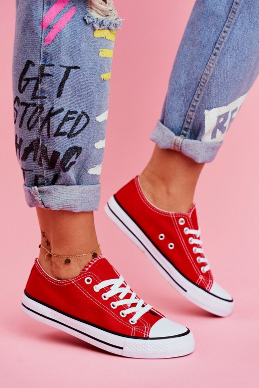 Rote Freizeitschuhe des klassischen Modells Rote Freizeitschuhe des klassischen Modells