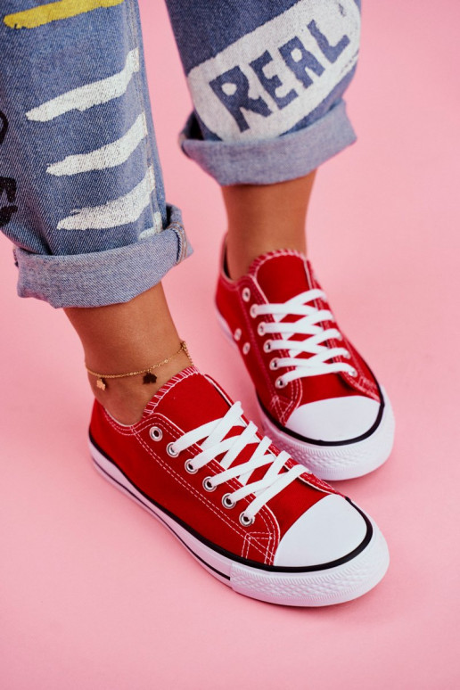 Rote Freizeitschuhe des klassischen Modells Rote Freizeitschuhe des klassischen Modells