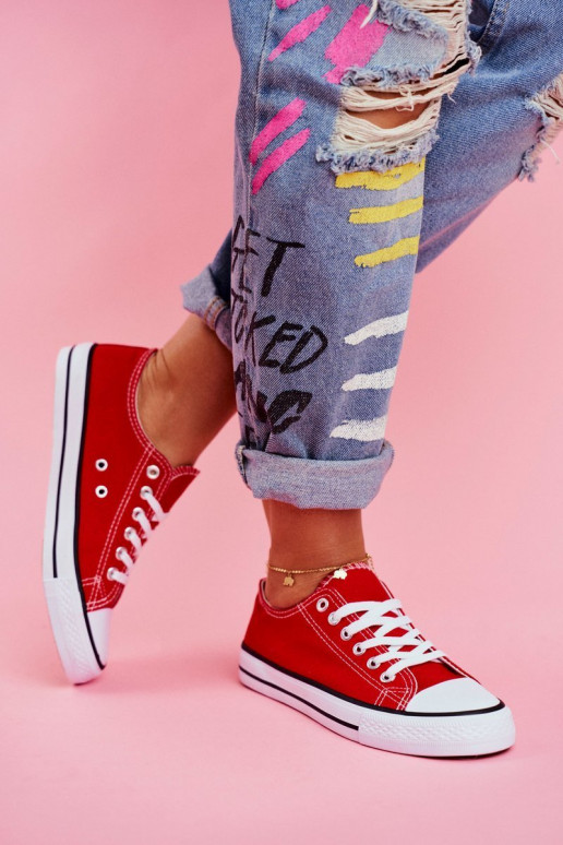 Rote Freizeitschuhe des klassischen Modells Rote Freizeitschuhe des klassischen Modells