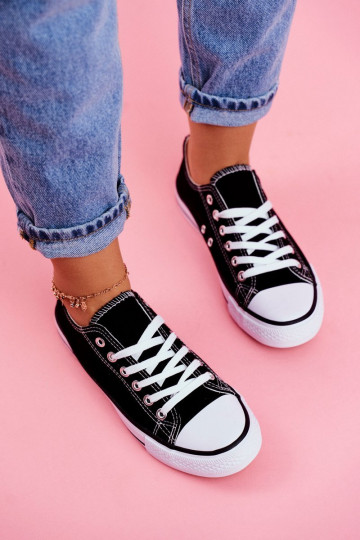 Klassische Freizeitschuhe in schwarzer Farbe mit weißen Sohlen 2