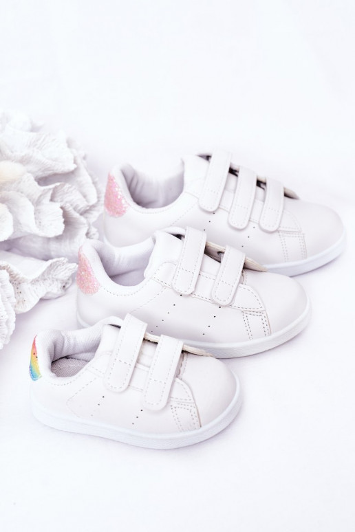 Kinder-Sneaker mit Klebeverschlüssen, weiß-rosa Farbe, süßes Mädchen Kinder-Sneaker mit Klebeverschlüssen, weiß-rosa Farbe, süßes Mädchen