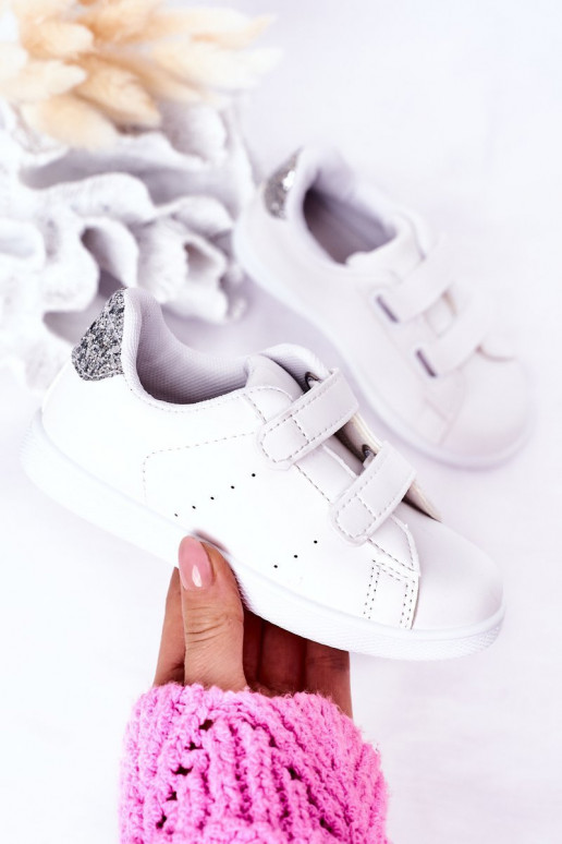 Kinder-Sneaker mit Klebeverschlüssen in der Farbe Weiß-Silber „Cute Girl“.