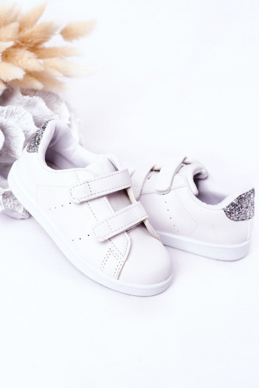 Kinder-Sneaker mit Klebeverschlüssen in der Farbe Weiß-Silber „Cute Girl“.