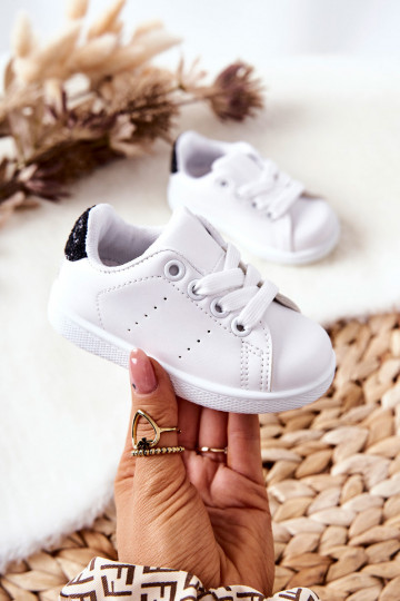 Kinder-Sneaker in weiß-schwarzer Farbe, glänzend