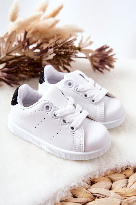 Kinder-Sneaker in weiß-schwarzer Farbe, glänzend