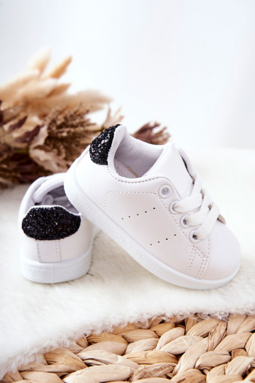 Kinder-Sneaker in weiß-schwarzer Farbe, glänzend