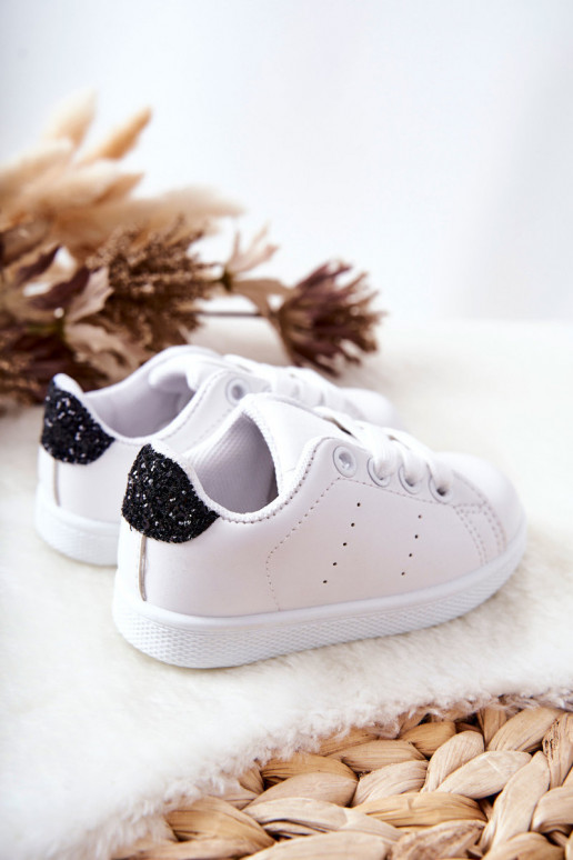 Kinder-Sneaker in weiß-schwarzer Farbe, glänzend