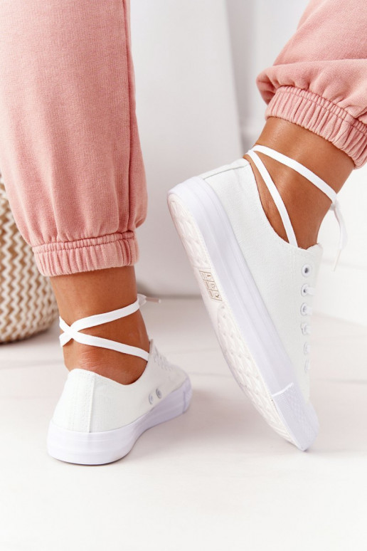 Klassisches Freizeitschuhmodell in weißer Farbe Klassisches Freizeitschuhmodell in weißer Farbe