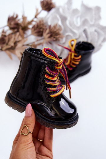 Kinderstiefel mit Lackeffekt und Reißverschlüssen in Schwarz von Tibbie