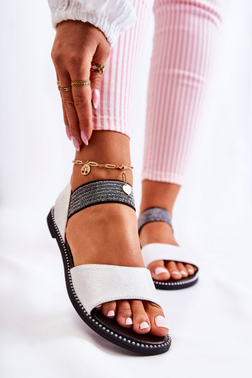 Klassisches Modell Damensandalen mit Nieten in silberner Farbe Shelly
