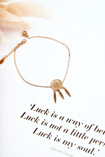 Das Beinarmband ist aus Gold