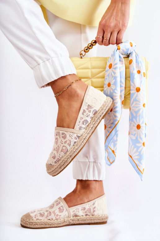 Klassische Espadrilles-Modelle mit durchbrochenen Elementen in Beige von Catris Klassische Espadrilles-Modelle mit durchbrochenen Elementen in Beige von Catris
