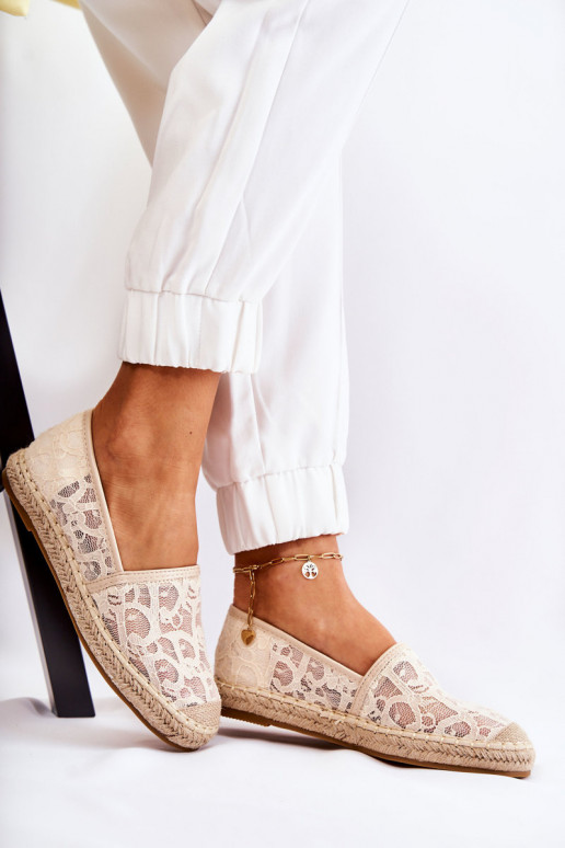 Klassische Espadrilles-Modelle mit durchbrochenen Elementen in Beige von Catris Klassische Espadrilles-Modelle mit durchbrochenen Elementen in Beige von Catris
