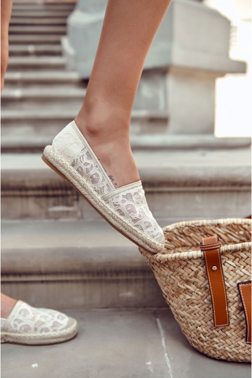 Klassische Espadrilles-Modelle mit durchbrochenen Elementen in Beige von Catris Klassische Espadrilles-Modelle mit durchbrochenen Elementen in Beige von Catris