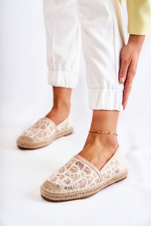 Klassische Espadrilles-Modelle mit durchbrochenen Elementen in Beige von Catris Klassische Espadrilles-Modelle mit durchbrochenen Elementen in Beige von Catris