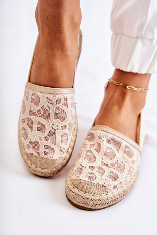 Klassische Espadrilles-Modelle mit durchbrochenen Elementen in Beige von Catris Klassische Espadrilles-Modelle mit durchbrochenen Elementen in Beige von Catris