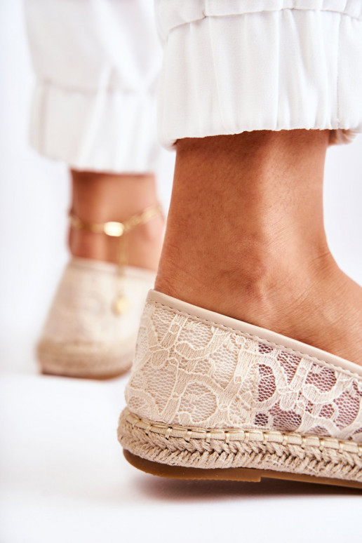 Klassische Espadrilles-Modelle mit durchbrochenen Elementen in Beige von Catris Klassische Espadrilles-Modelle mit durchbrochenen Elementen in Beige von Catris