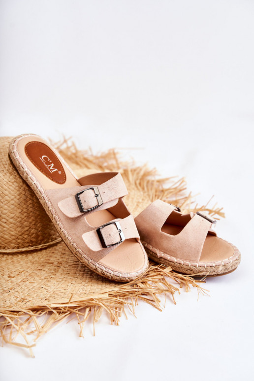 Klassisches Modell Damen-Hausschuhe aus Wildleder in Beige von Casilda Klassisches Modell Damen-Hausschuhe aus Wildleder in Beige von Casilda