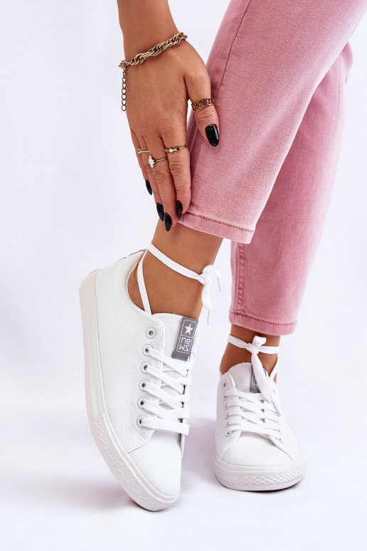 Klassisches Modell von Freizeitschuhen in der Farbe Weiß von Eleya Klassisches Modell von Freizeitschuhen in der Farbe Weiß von Eleya