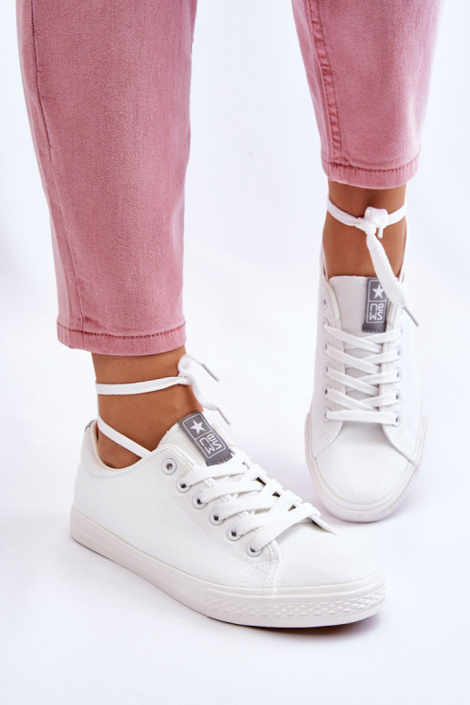 Klassisches Modell von Freizeitschuhen in der Farbe Weiß von Eleya Klassisches Modell von Freizeitschuhen in der Farbe Weiß von Eleya