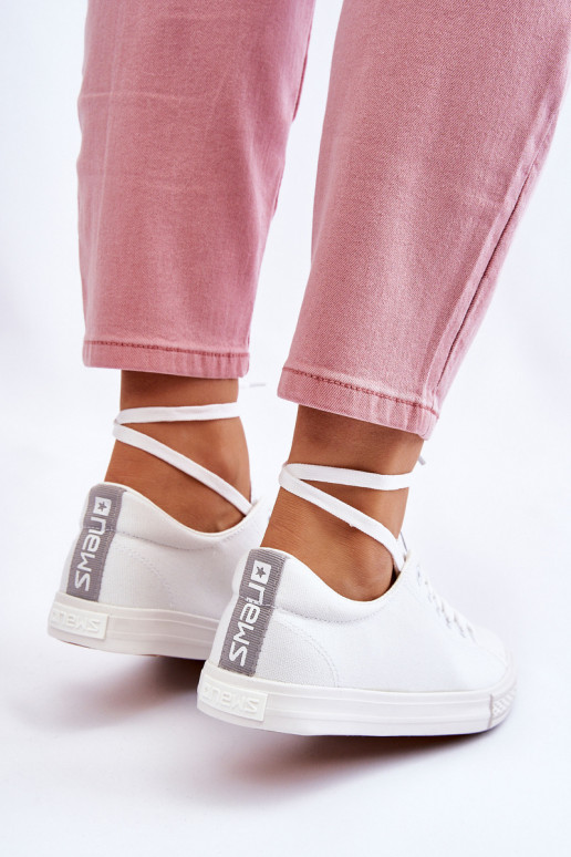 Klassisches Modell von Freizeitschuhen in der Farbe Weiß von Eleya Klassisches Modell von Freizeitschuhen in der Farbe Weiß von Eleya