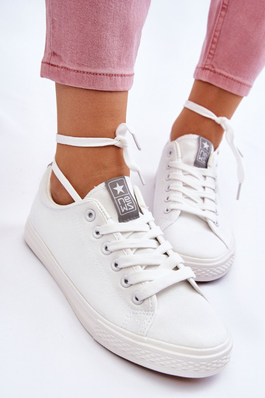 Klassisches Modell von Freizeitschuhen in der Farbe Weiß von Eleya Klassisches Modell von Freizeitschuhen in der Farbe Weiß von Eleya