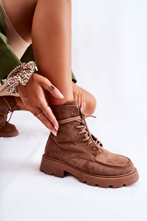 Aus Wildleder gefertigt. Braune Stiefel mit Riemchen Vanita