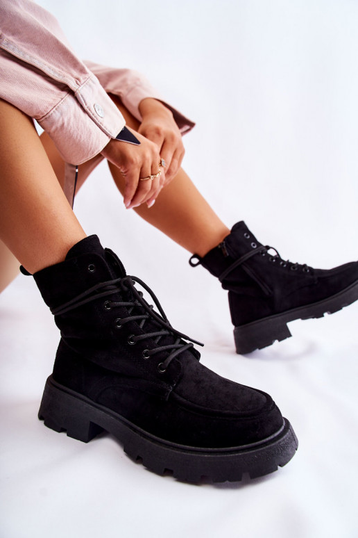 Aus Wildleder gefertigte Stiefel mit Riemen in der Farbe Schwarz von Vanita Aus Wildleder gefertigte Stiefel mit Riemen in der Farbe Schwarz von Vanita