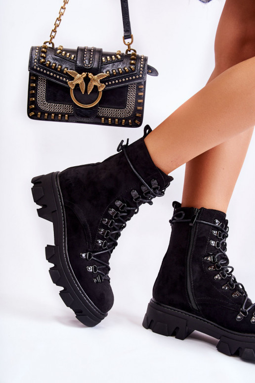 Warme klobige Wildlederstiefel mit Riemen in Schwarz von Pierro Warme klobige Wildlederstiefel mit Riemen in Schwarz von Pierro