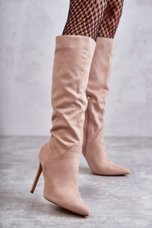 Ameya klassisches Modell, lange Wildlederstiefel mit dünnem Absatz in Beige Ameya klassisches Modell, lange Wildlederstiefel mit dünnem Absatz in Beige