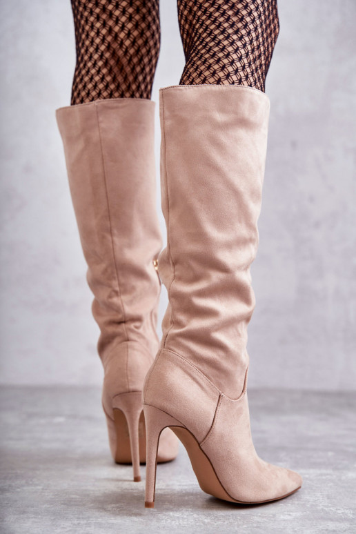 Ameya klassisches Modell, lange Wildlederstiefel mit dünnem Absatz in Beige Ameya klassisches Modell, lange Wildlederstiefel mit dünnem Absatz in Beige