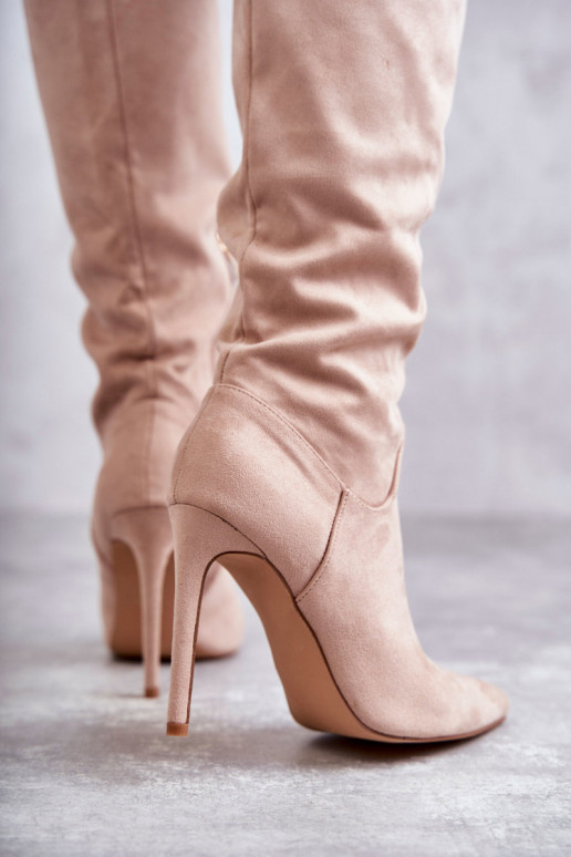 Ameya klassisches Modell, lange Wildlederstiefel mit dünnem Absatz in Beige Ameya klassisches Modell, lange Wildlederstiefel mit dünnem Absatz in Beige