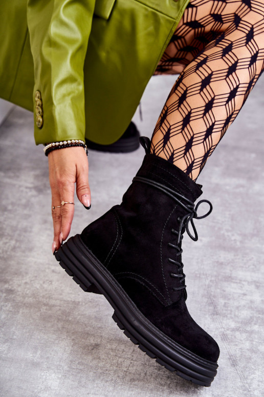 Hergestellt aus Wildlederstiefeln mit Riemen in der schwarzen Farbe Afra Hergestellt aus Wildlederstiefeln mit Riemen in der schwarzen Farbe Afra