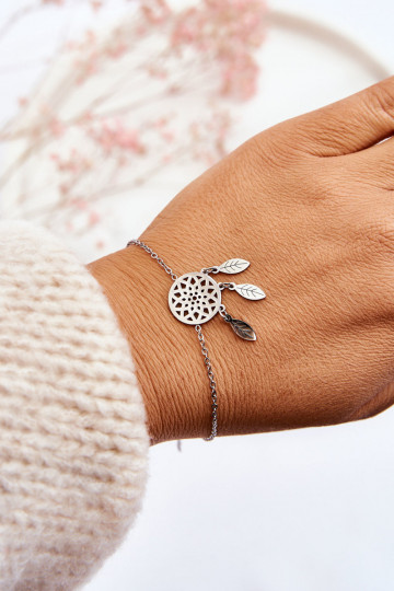 Das Armband ist aus Silber