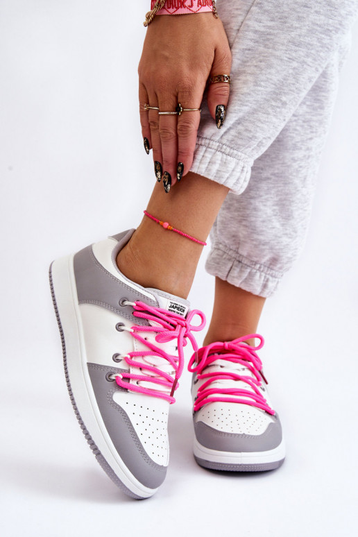 Klassisches Modell von Sportschuhen mit Schnürsenkeln in der Farbe Weiß-Grau von Jella Klassisches Modell von Sportschuhen mit Schnürsenkeln in der Farbe Weiß-Grau von Jella
