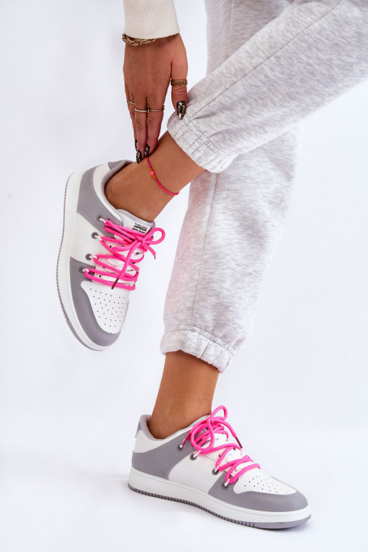 Klassisches Modell von Sportschuhen mit Schnürsenkeln in der Farbe Weiß-Grau von Jella Klassisches Modell von Sportschuhen mit Schnürsenkeln in der Farbe Weiß-Grau von Jella