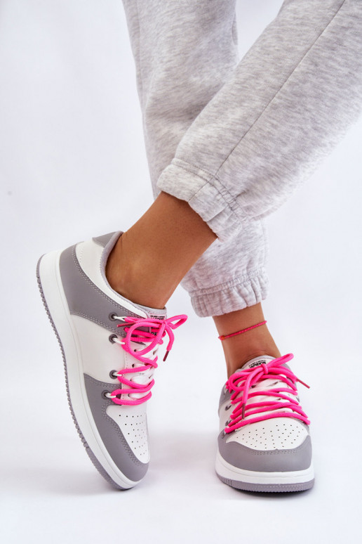 Klassisches Modell von Sportschuhen mit Schnürsenkeln in der Farbe Weiß-Grau von Jella Klassisches Modell von Sportschuhen mit Schnürsenkeln in der Farbe Weiß-Grau von Jella