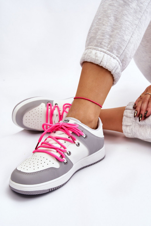 Klassisches Modell von Sportschuhen mit Schnürsenkeln in der Farbe Weiß-Grau von Jella Klassisches Modell von Sportschuhen mit Schnürsenkeln in der Farbe Weiß-Grau von Jella