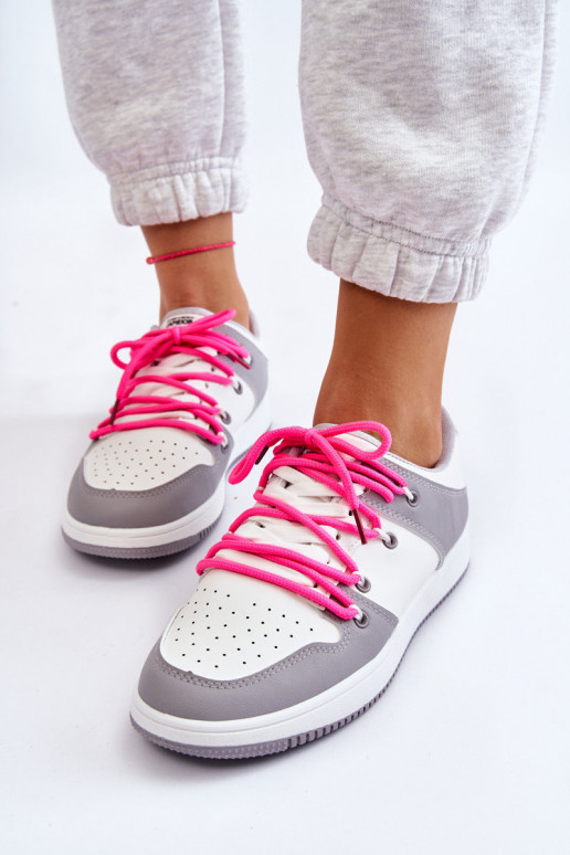Klassisches Modell von Sportschuhen mit Schnürsenkeln in der Farbe Weiß-Grau von Jella Klassisches Modell von Sportschuhen mit Schnürsenkeln in der Farbe Weiß-Grau von Jella