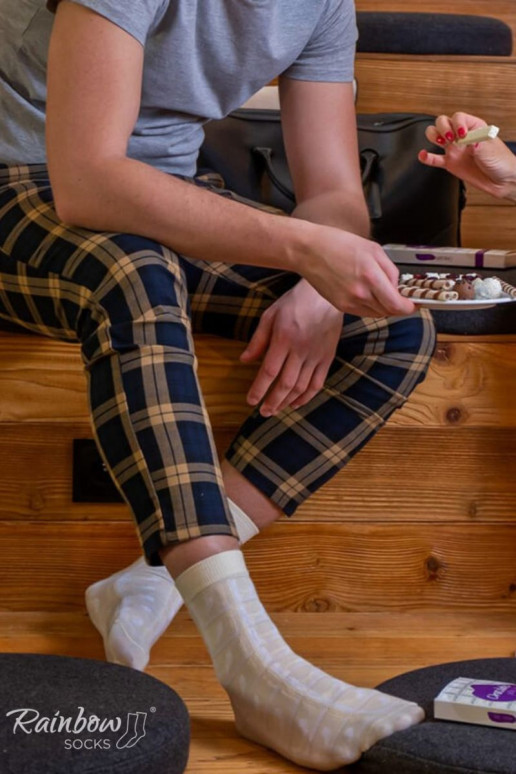 1 Paar farbige Socken in einer Box